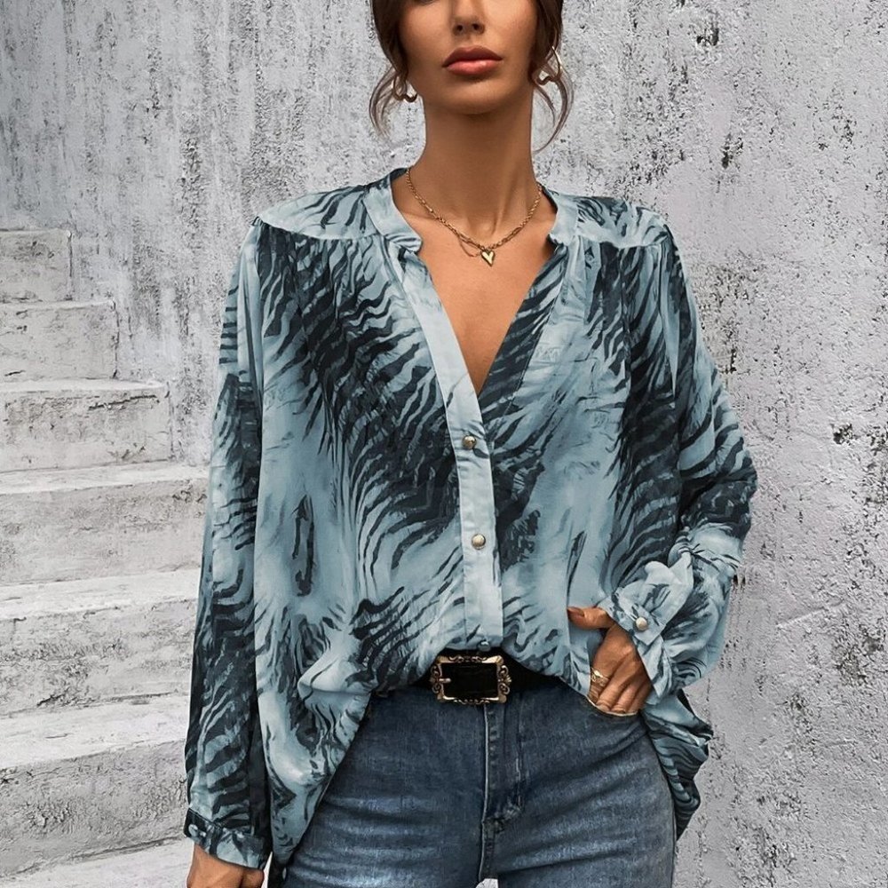 Blue Preppy Womens tiger print button down Shirt - Picture 3 of 5